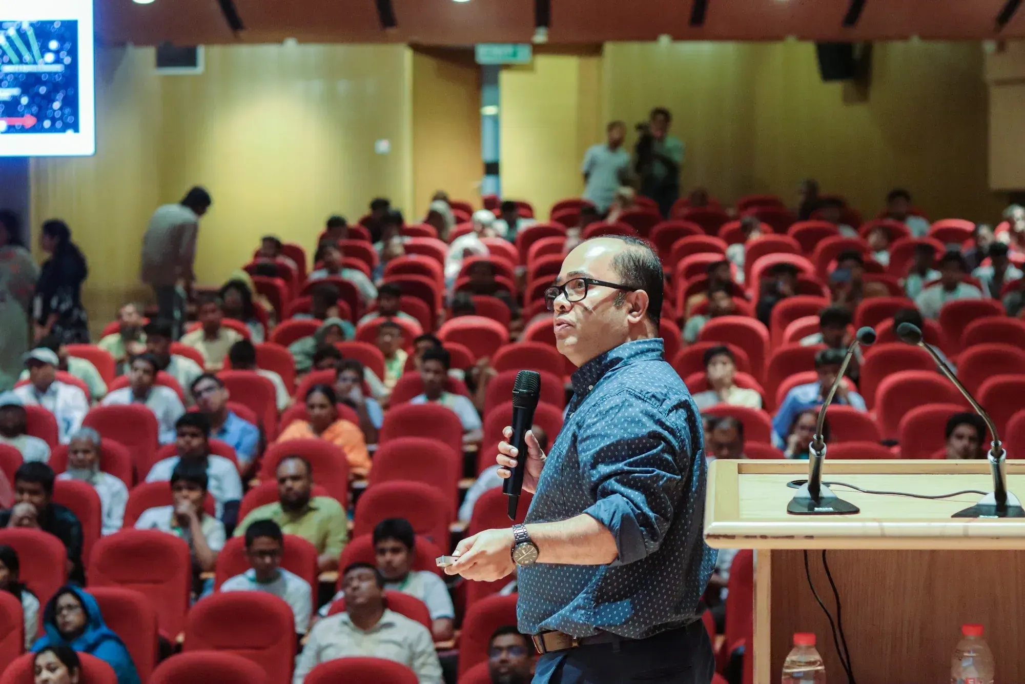 Syed Ashraf Uddin delivering the public talk “How fast is the universe expanding?”