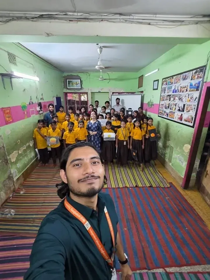 A Durbin volunteer takes a selfie with the Chayatol class behind.